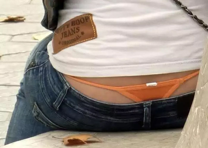 【エロ画像】ファッションとかいう言い訳を押し通すローライズチラ女子