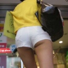 【エロ画像】ホットパンツから尻肉がハミ出してる素人娘
